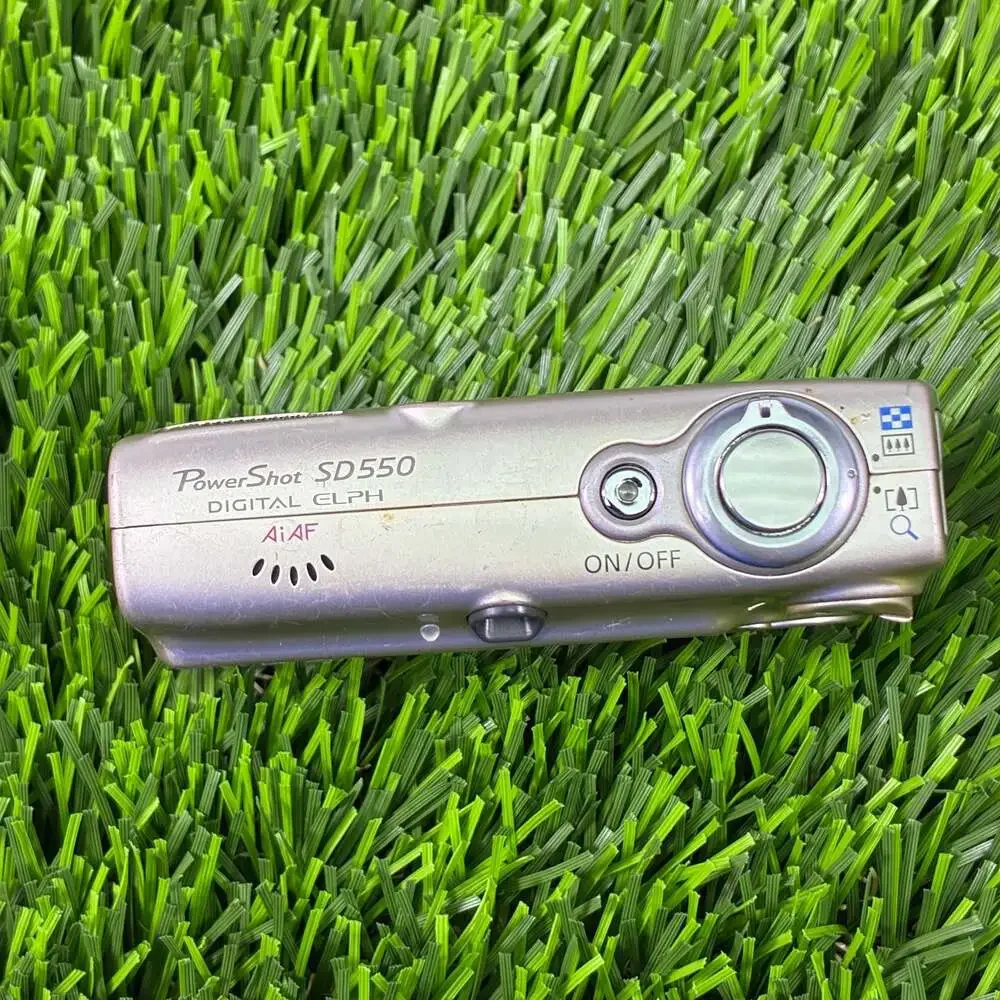 Canon PowerShot SD550 Digital ELPH 7.1MP Compact Camera Bundle